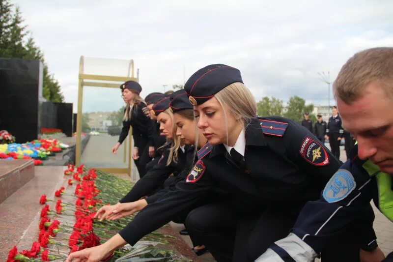 Полиция набережные челны фото Полицейские Набережных Челнов зажгли свечи в память о погибших в Великой Отечест