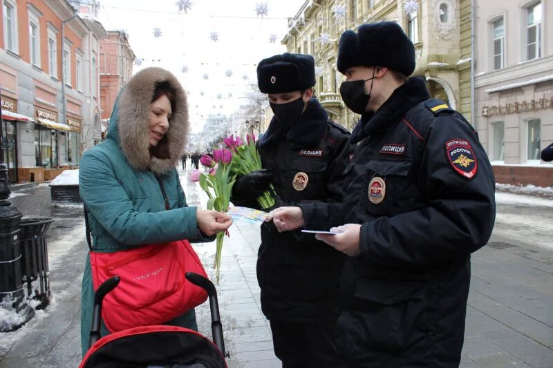 Полиция нижний новгород фото Цветы и памятные открытки получили женщины от сотрудников полиции Нижнего Новгор