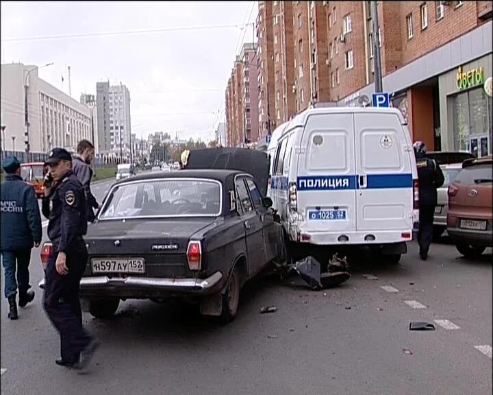 Полиция нижний новгород фото Волга" влетела в автомобиль полицейских, пока те искали бомбу Регионы Селдон Нов