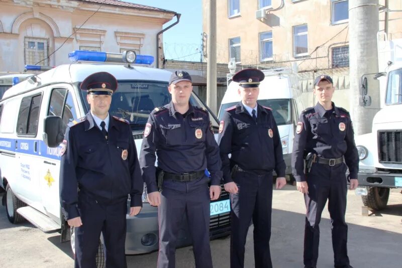 Полиция нижний новгород фото В Арзамасе Нижегородской области полицейские помогли семье спастись от пожара