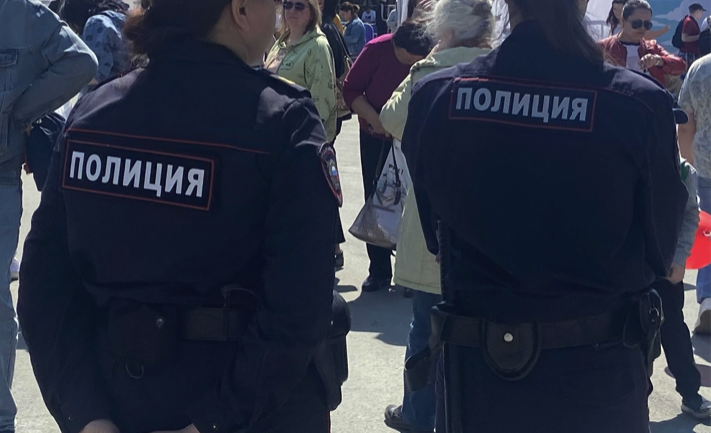 Полиция новосибирск фото В Новосибирске полиция проверяет инцидент в клубе, где девушка села на лицо парн