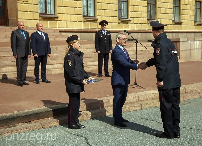 Полиция пензы фото Участковым уполномоченным полиции вручили служебные автомобили