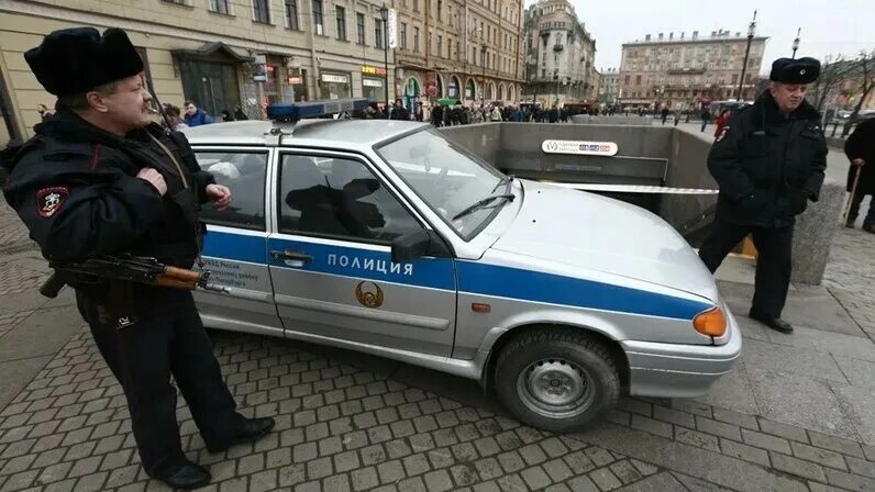 Полиция спб фото Полиция Петербурга задержала 29 мигрантов во время рейда в районе Сенной площади