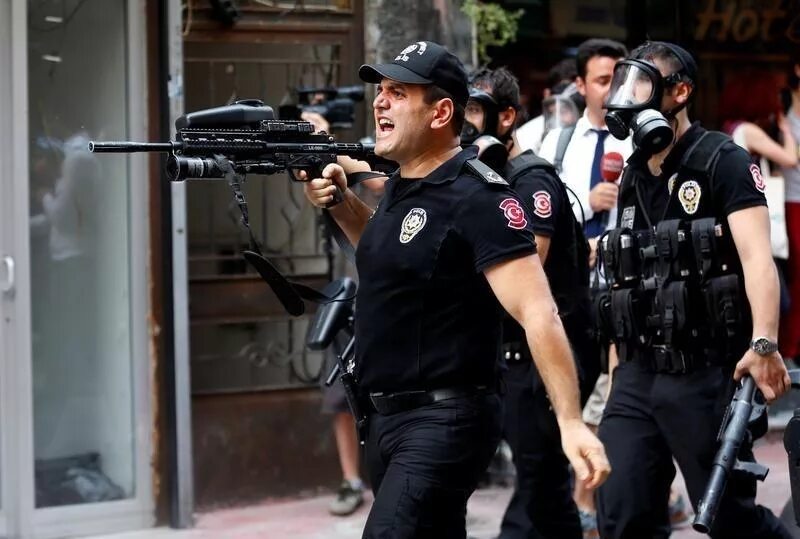 Полиция турции фото Turkish police fire tear gas in Istanbul to disperse Gay Pride activists Reuters