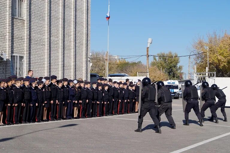 Полиция волгограда фото Волгоградские полицейские организовали для кадетов экскурсию