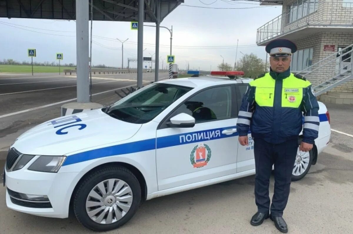 Полиция волгограда фото Инспекторы ГИБДД в Волгограде эвакуировали в больницу 11-месячного ребенка АиФ В