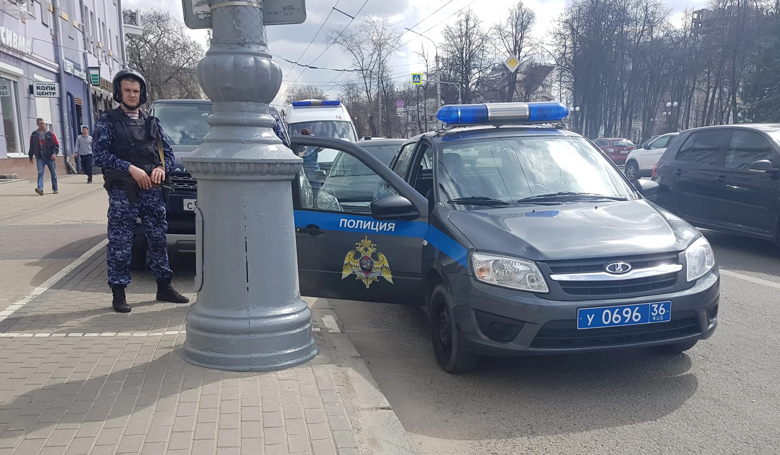 Полиция воронеж фото В Воронеже кинологи с собаками уже обследовали 6 школ, 2 торговых центра, облДум