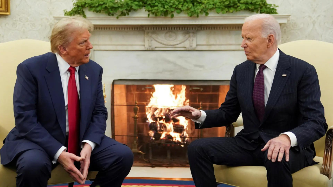 Политики россии фото Handshake before crackling fire: Biden, Trump meet in Oval Office