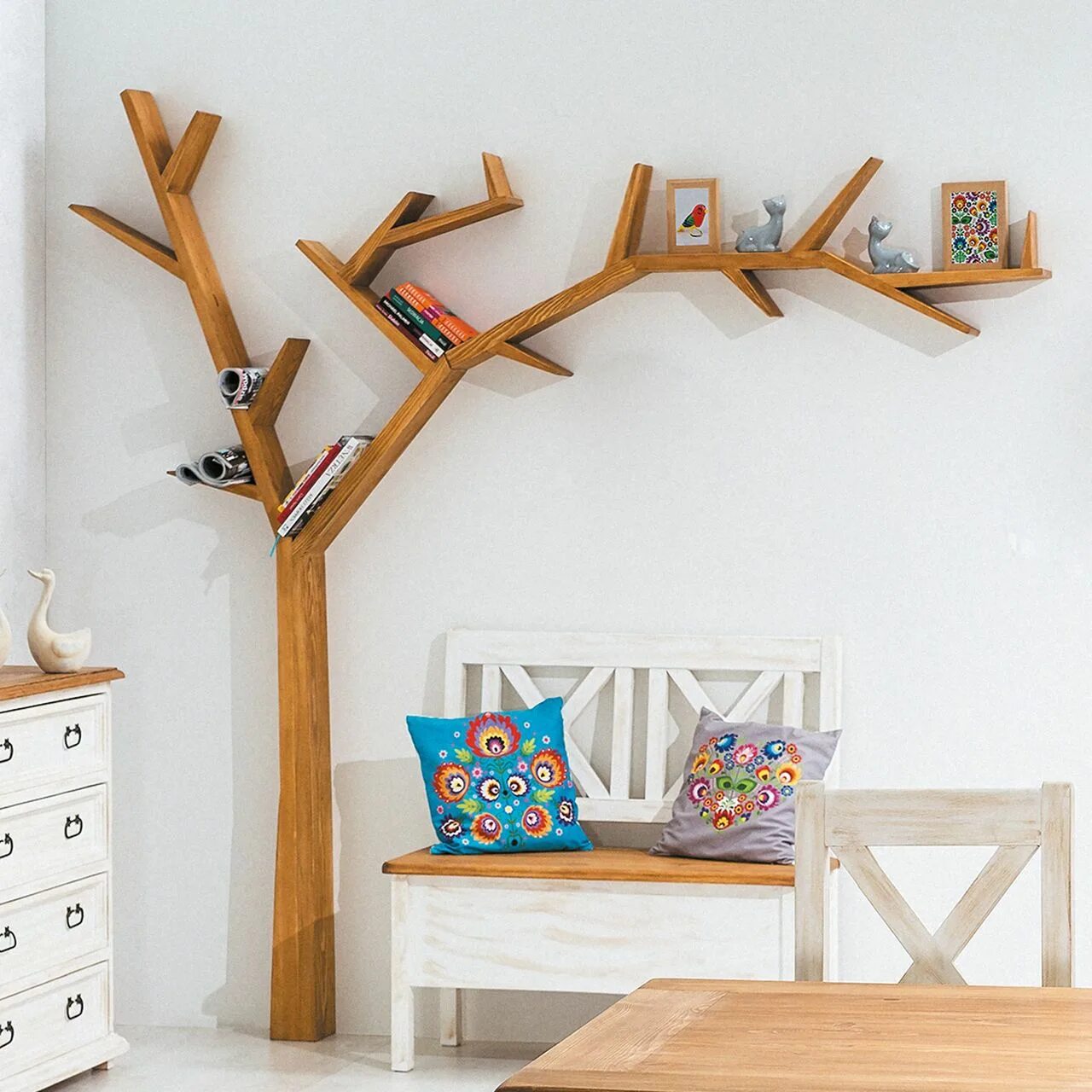 Полка дерево на стену фото Imposanter Baum als außergewöhnliches Design-Regal Regal design, Baum kinderzimm