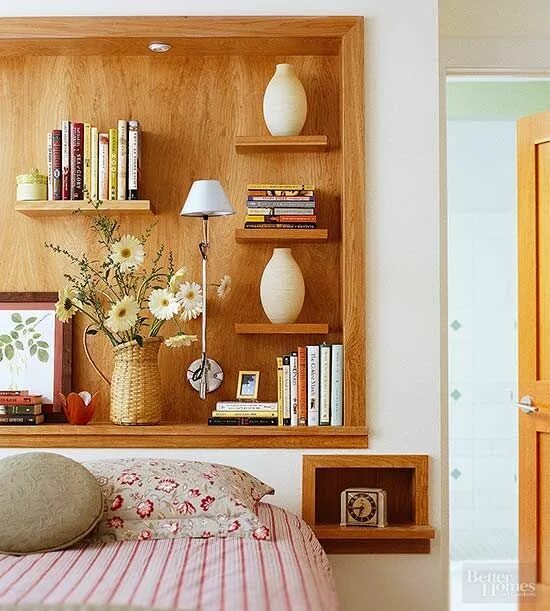 Полка на стену в спальне фото Tips for Bookshelf Arrangement and Decor