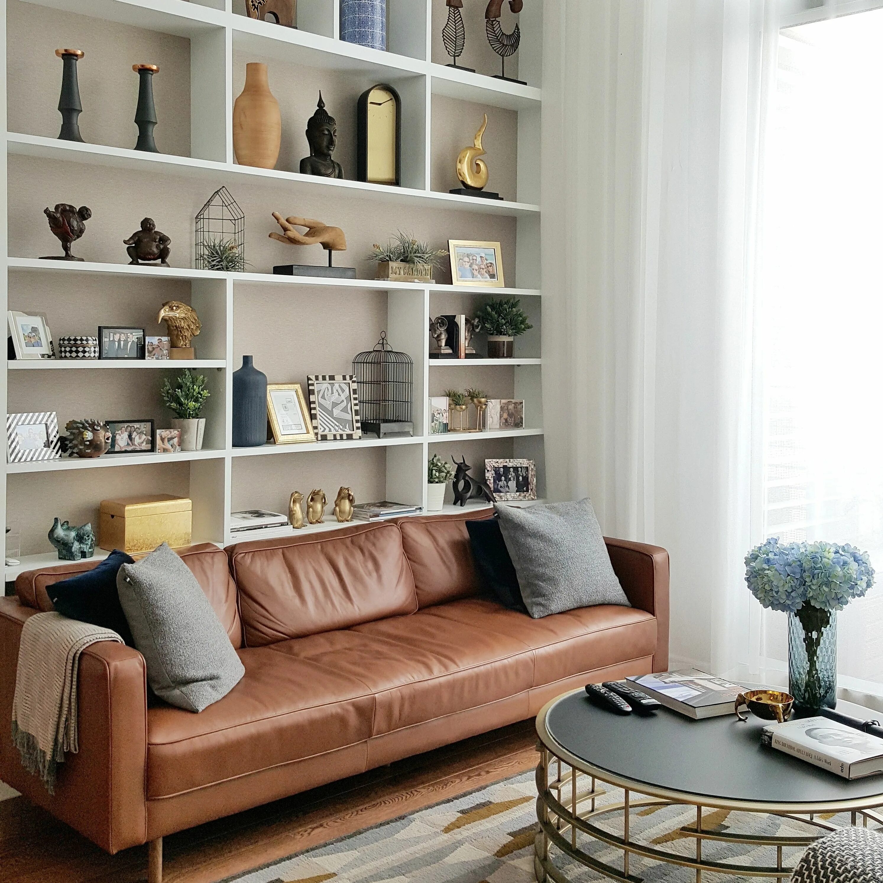 Полка над диваном в гостиной в интерьере Shelving behind the Sofa to bring a warm feeling into a contemporary living room