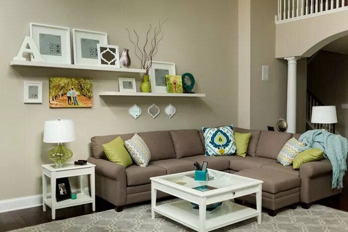 Полка над диваном в гостиной в интерьере Living room shelves, Simple living room, Living room color