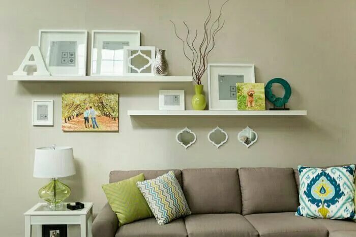 Полка над диваном в гостиной в интерьере Loading... Floating shelves living room, Living room decor rustic, Living room s