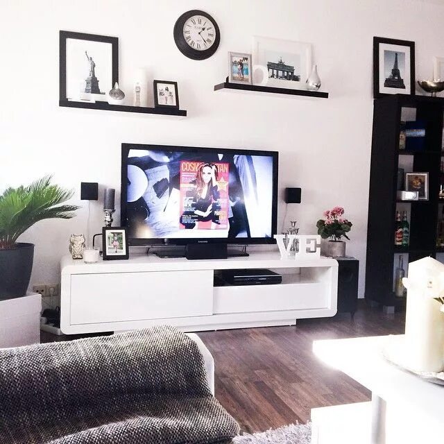 Полка над телевизором на стене в интерьере insta inspiration (FashionHippieLoves) Home living room, Living room designs, Li