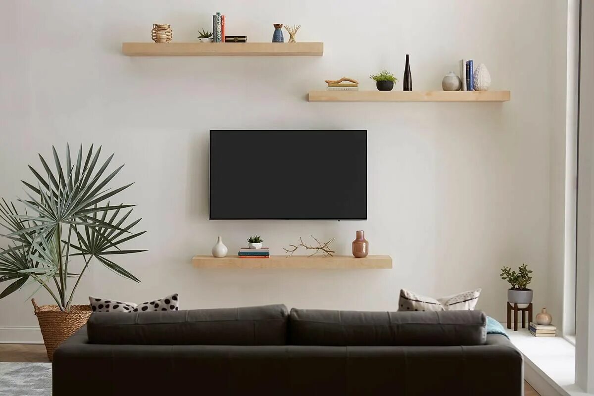 Полка над телевизором на стене в интерьере How to Decorate Around Your TV with Floating Shelves Floating shelves living roo