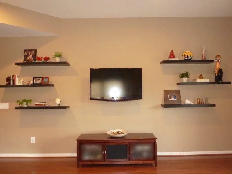 Полка над телевизором на стене в интерьере How to Decorate Around a TV with Floating Shelves Whats Ur Home Story Floating s