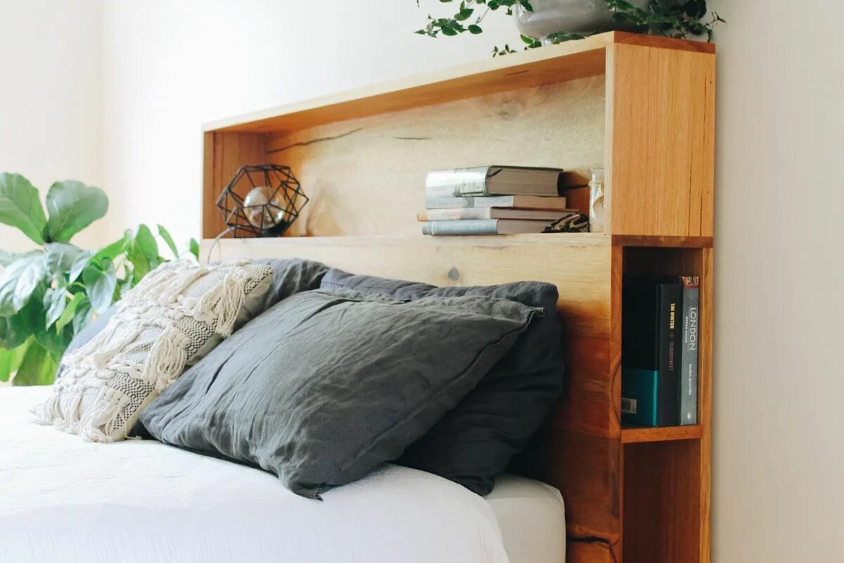 Полка в изголовье кровати фото Al and Imo Custom Timber Furniture Bed linens luxury, Bookshelf bed, Bed linen d