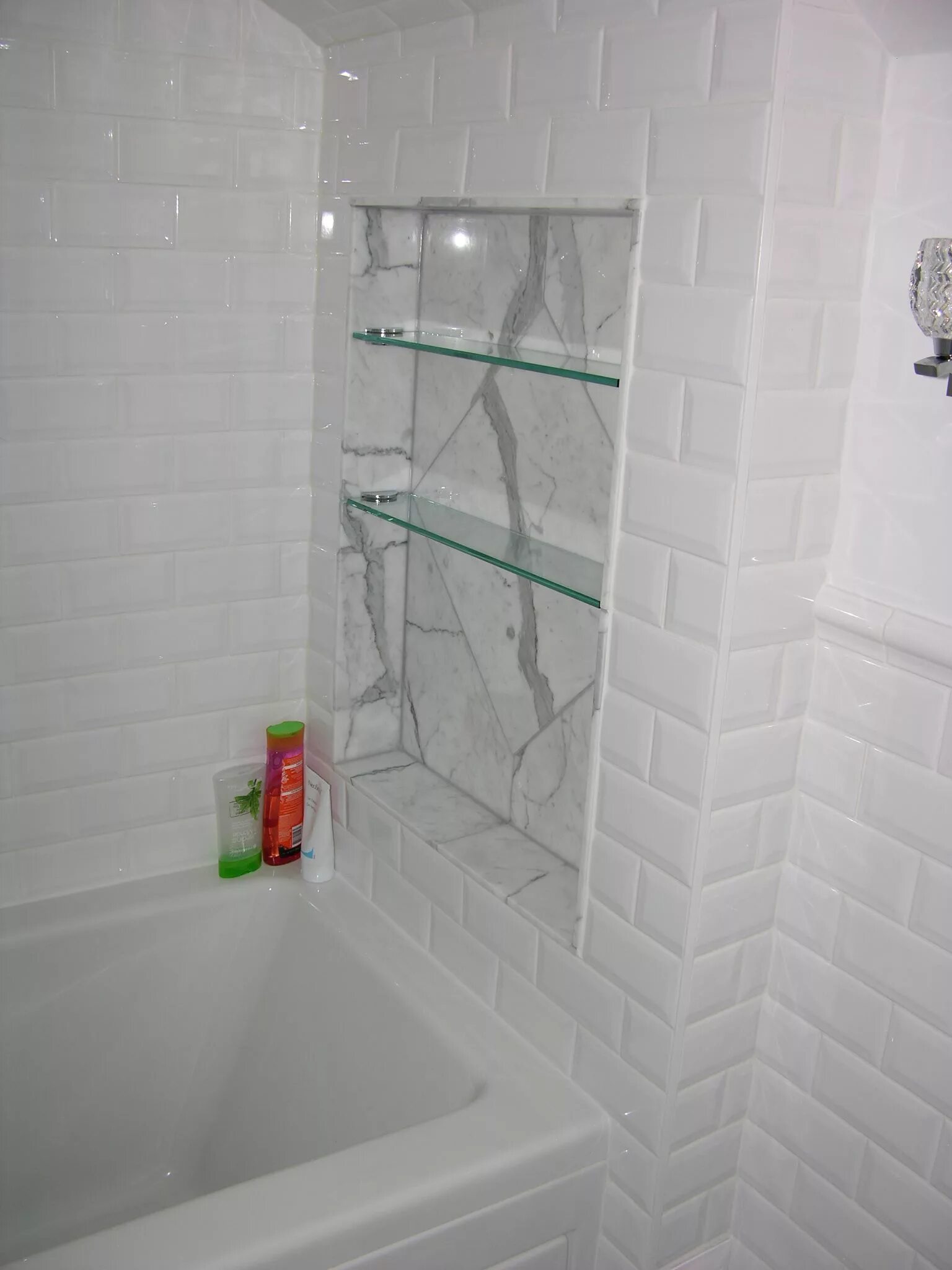 Полка в ванну из плитки фото Statuario Marble Shower Niche and Glass Shelves with White Bevelled Wall Tile, C