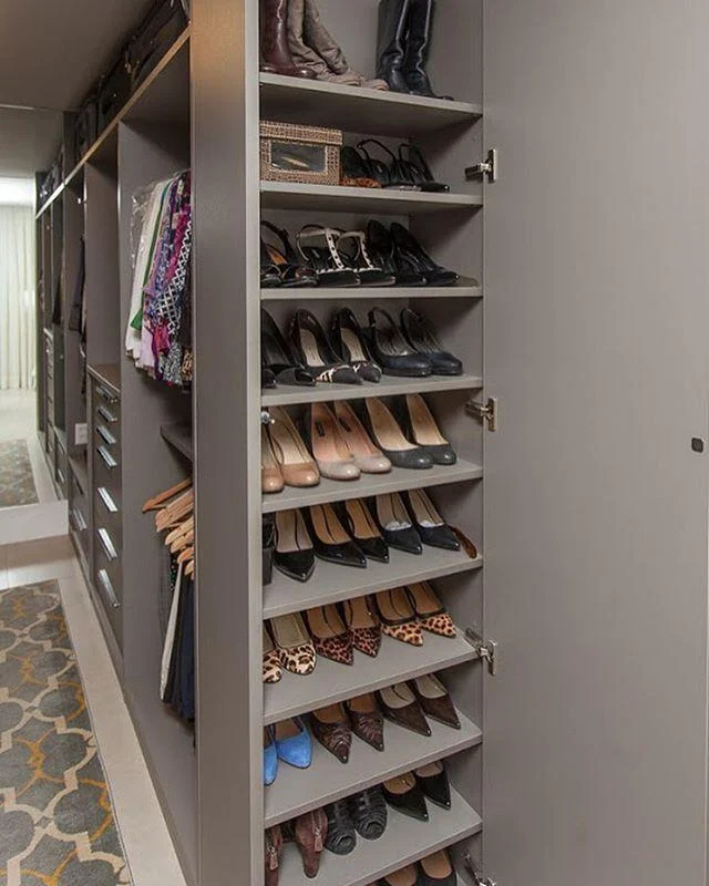 Полки для обуви в гардеробной фото Closet: principais tipos, vantagens e desvantagens Remodelação armário, Layout d