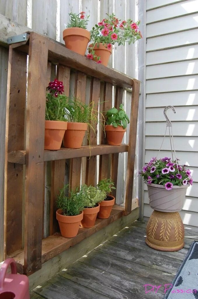Полки на даче своими руками 12 Creative Ways to Recycle and Reuse Wood Pallets Vertical herb garden, Pallets