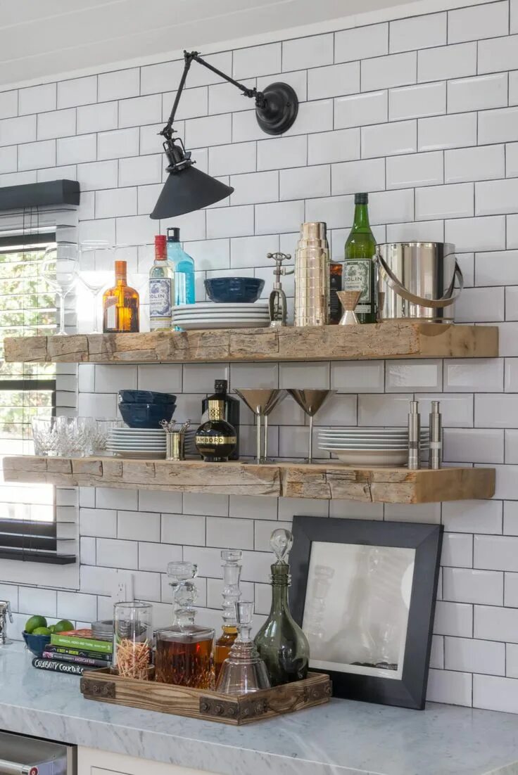 Полки на кухню в стиле лофт Jeff Lewis - jefflewiscompany.com Glam kitchen decor, Kitchen shelf decor, Count