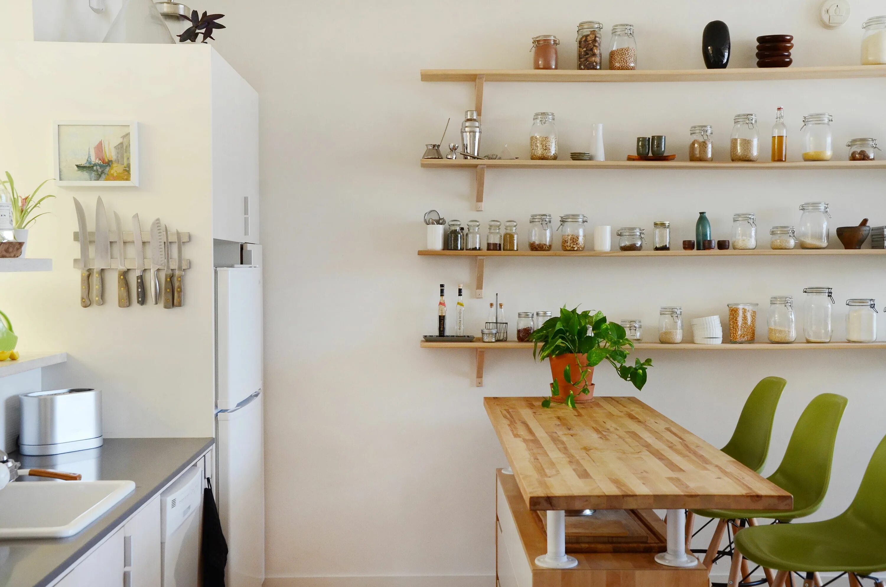 Полки на стену в интерьере кухни Real Life Results: Super Stylish (& Tidy!) Shelving in Real Kitchens Arredamento