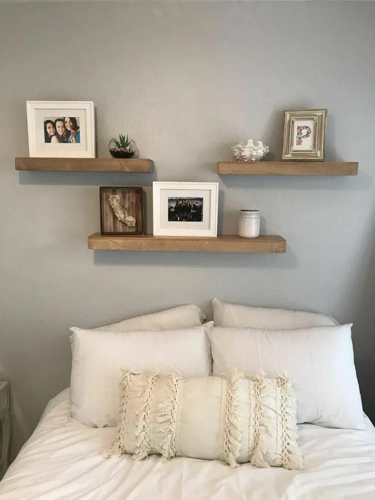 Полки на стену в интерьере спальни 3 shelves above bed. White and grey bedroom. Fun room makeover :) #bedroomshelve