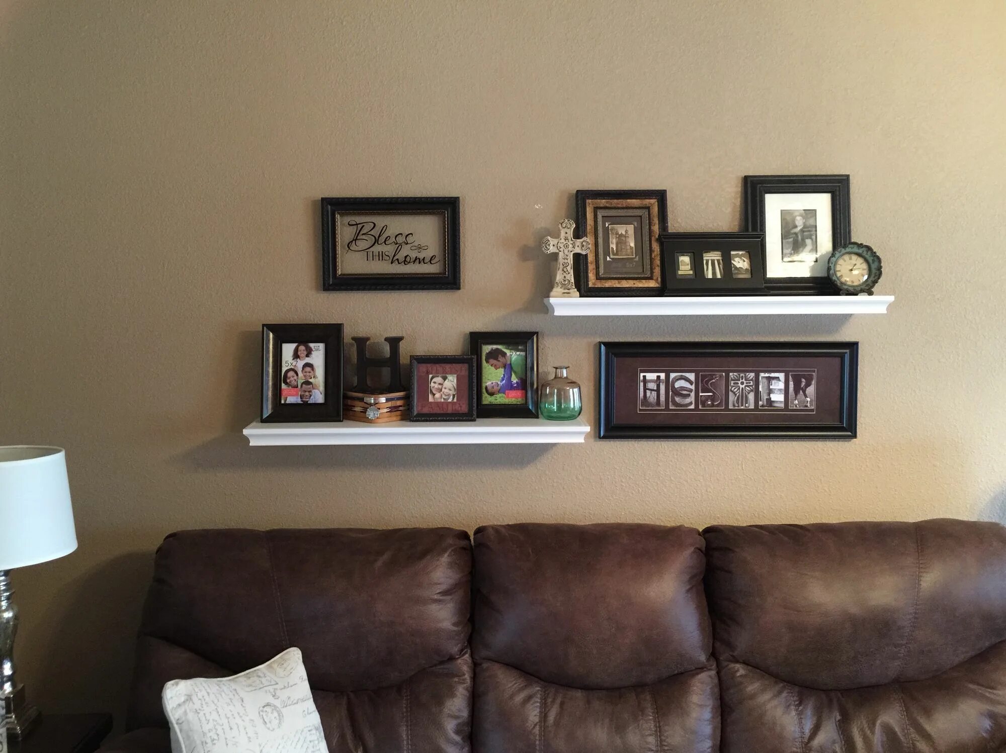 Полки над диваном в гостиной фото Floating shelves above the couch. Floating shelves, Floating shelves living room