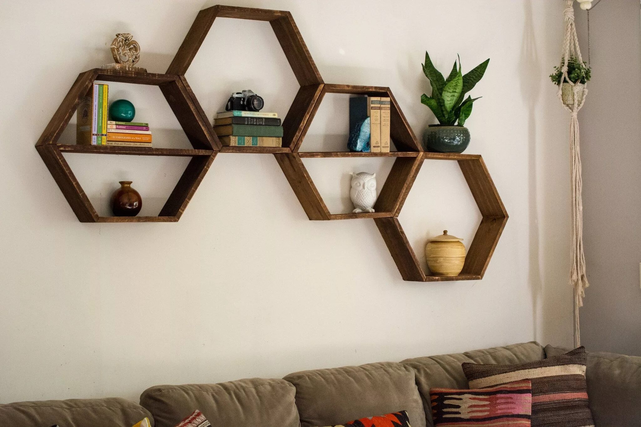 Полки соты на стену в интерьере DIY Honeycomb Hexagon Shelves - Essentially Erika Floating shelves living room, 