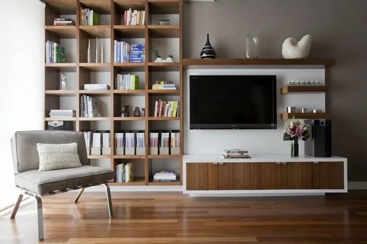 Полки в интерьере гостиной Evelyn Lee’s Sustainable Starter Apartment Bookshelves in living room, Living ro