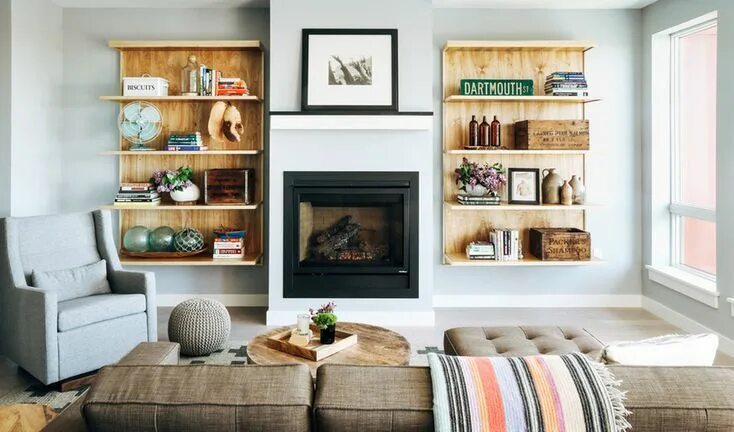 Полки в интерьере гостиной Cool and Crafty Maine Condo with Local Inspiration