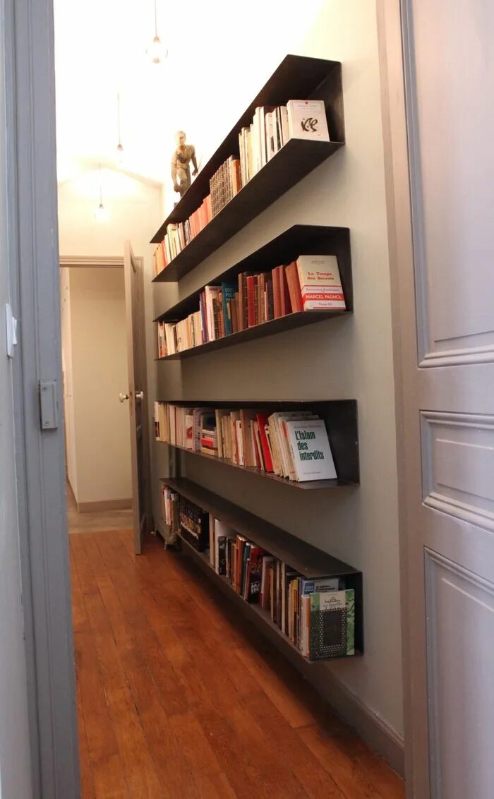 Полки в интерьере прихожей фото Une bibliothèque réalisée à partir de tôles pliées Bookshelves diy, Bookshelf de