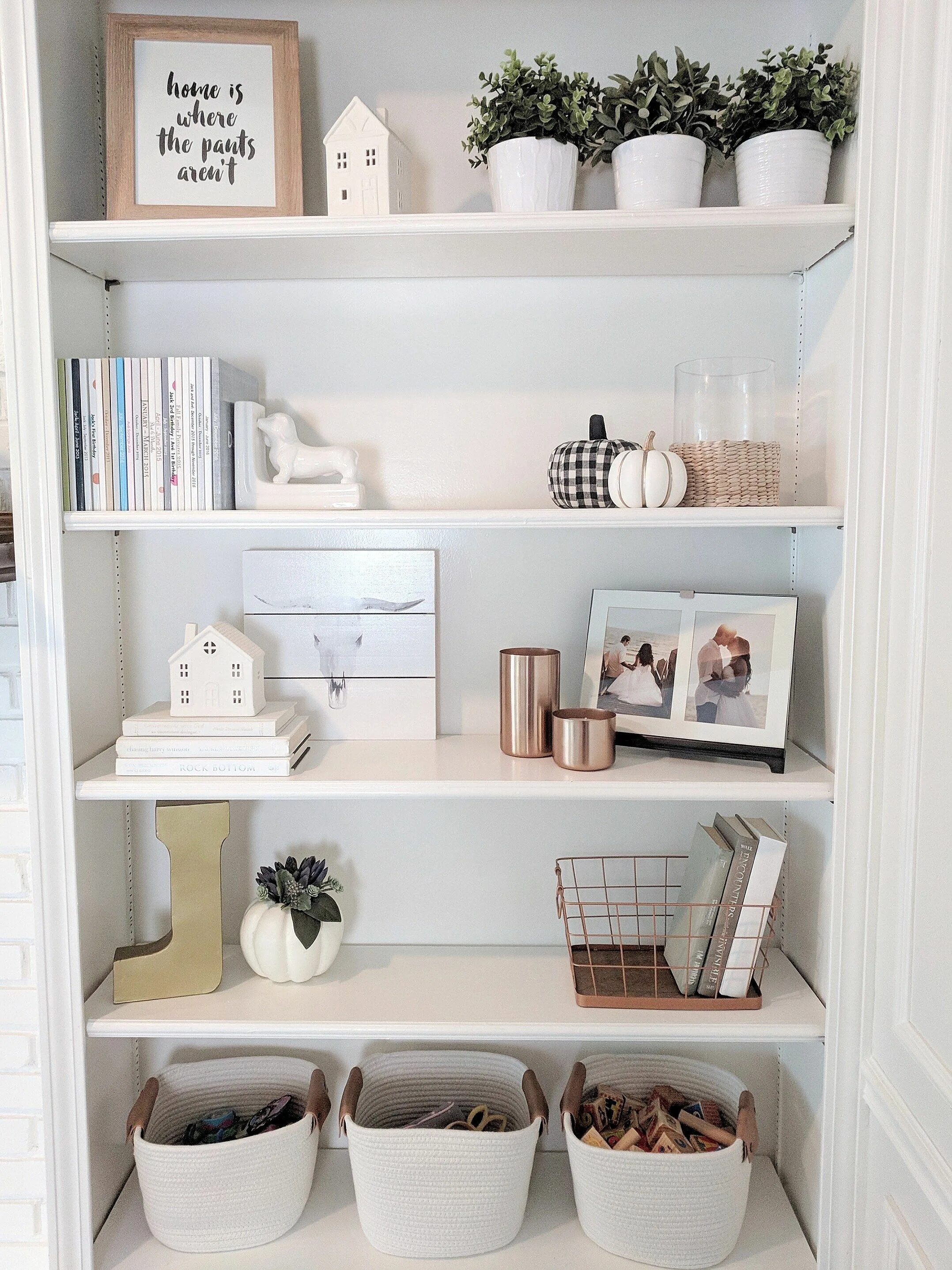 Полки в комнату фото и цены How to Decorate Shelving - arinsolangeathome Shelf decor living room, Living roo