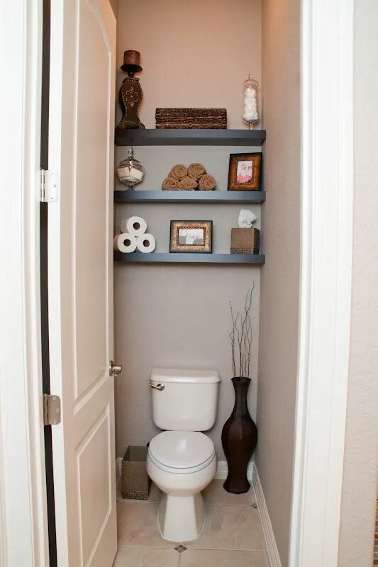 Полки в туалете за унитазом фото The Sweatman Family: Bathroom Make Over Toilet closet, Shelves above toilet, Bat