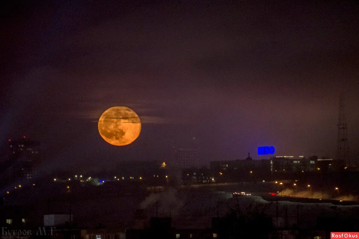 Полная луна сегодня фото Фото: А у нас - луна больше неба!. Фотолюбитель Михаил Бугров. Город. Фотосайт Р