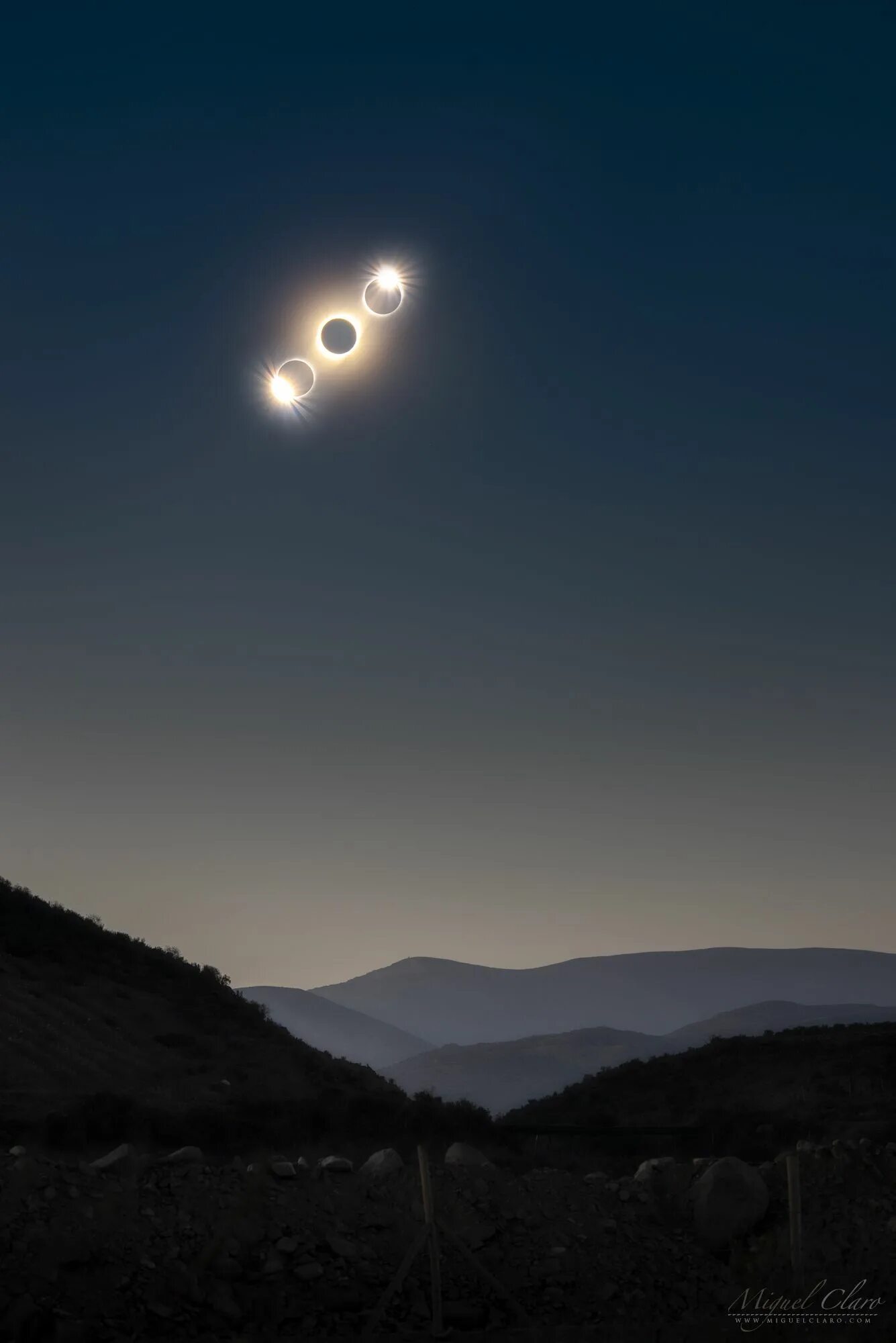 Полное солнечное затмение фото © Miguel Claro Total Solar Eclipse with Diamond`s Ring above La Serena Mountains