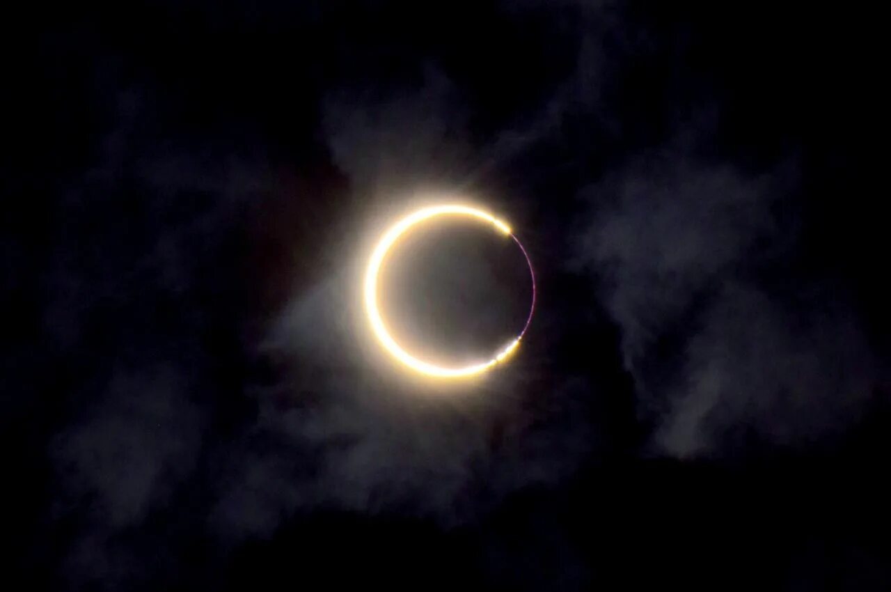 Полное солнечное затмение фото Anuruddha Saxena on Twitter Solar eclipse, Uttarakhand, Solar