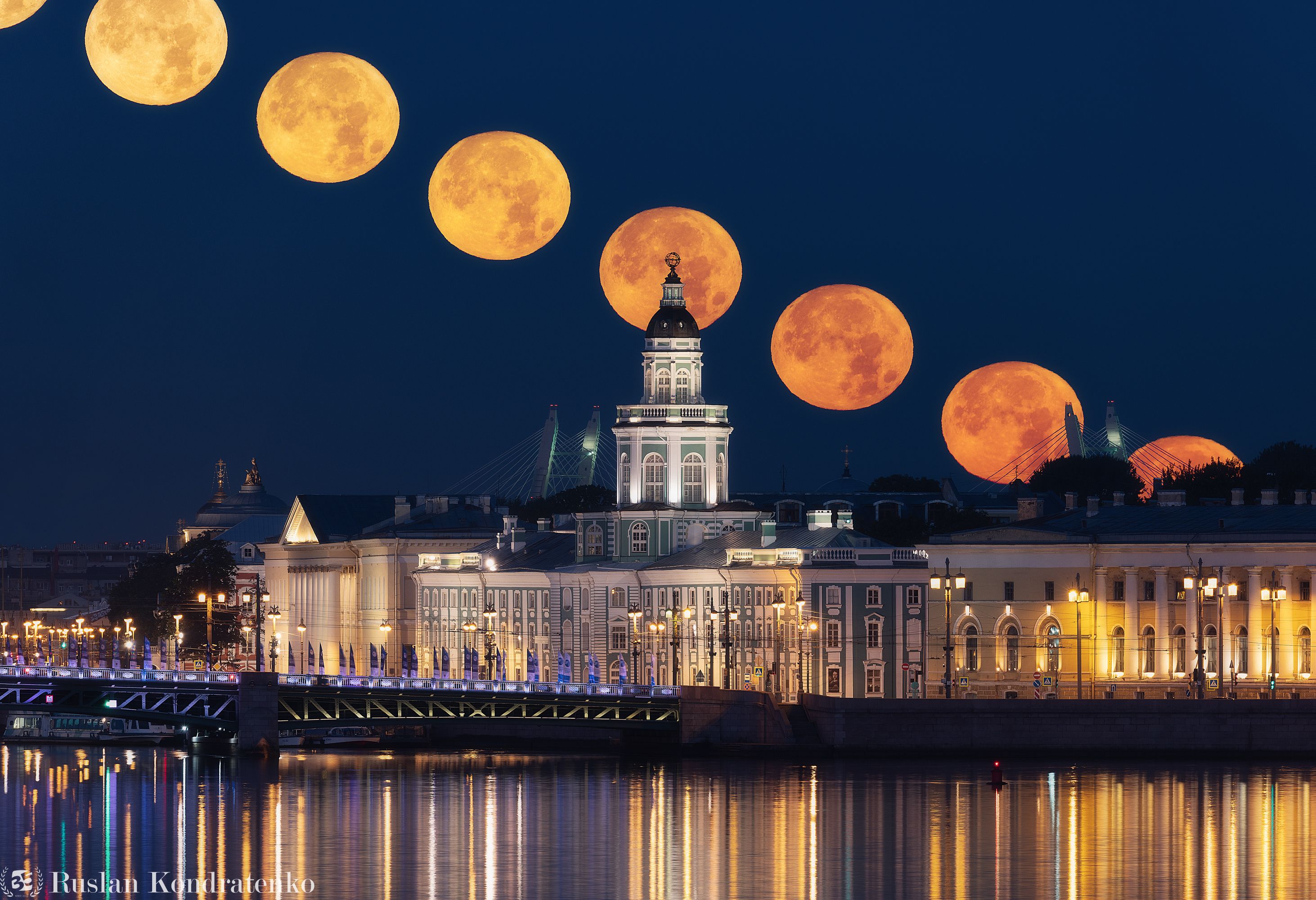 Полнолуние в питере сегодня фото Секвенция с Луной за Кунсткамерой. Фотограф Кондратенко Руслан