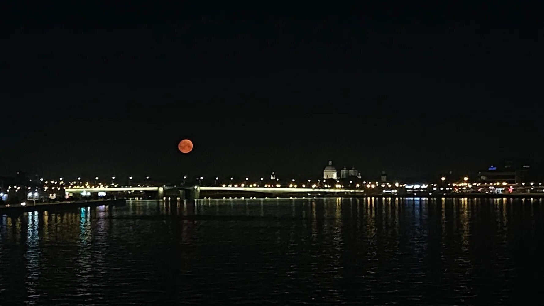 Полнолуние в питере сегодня фото Над Петербургом взошла "кровавая" Луна: лучшие фотографии