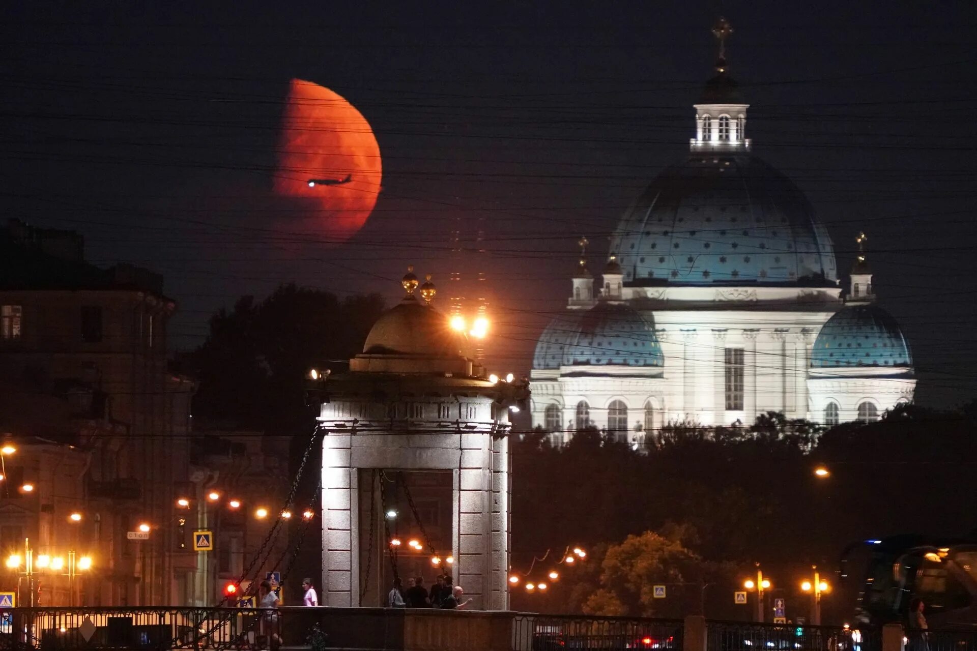 Полнолуние в питере сегодня фото Петербургский фотограф поделился волшебным фото "апельсиновой" луны Фото & Дизай