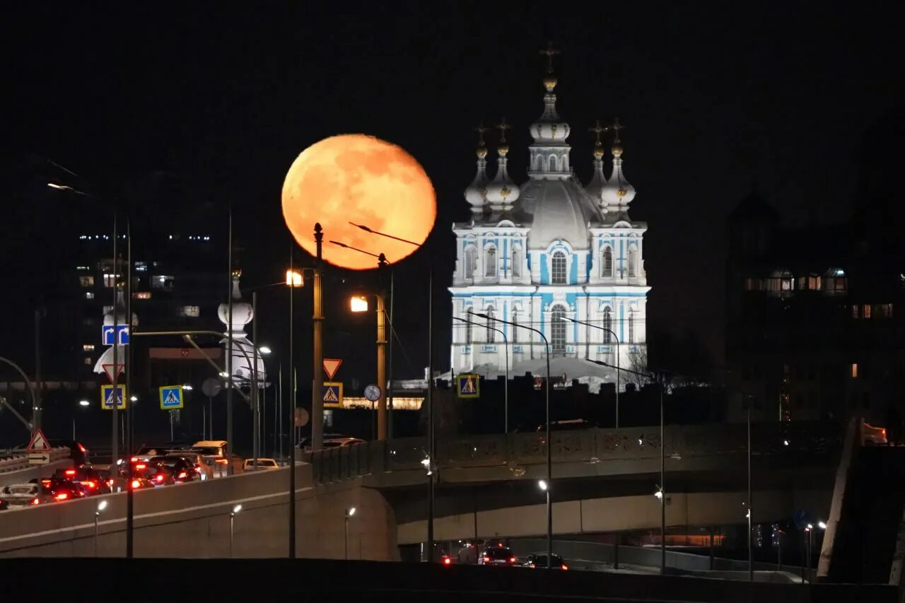 Полнолуние в питере сегодня фото Гигантская луна над Санкт-Петербургом попала на фото РБК Life