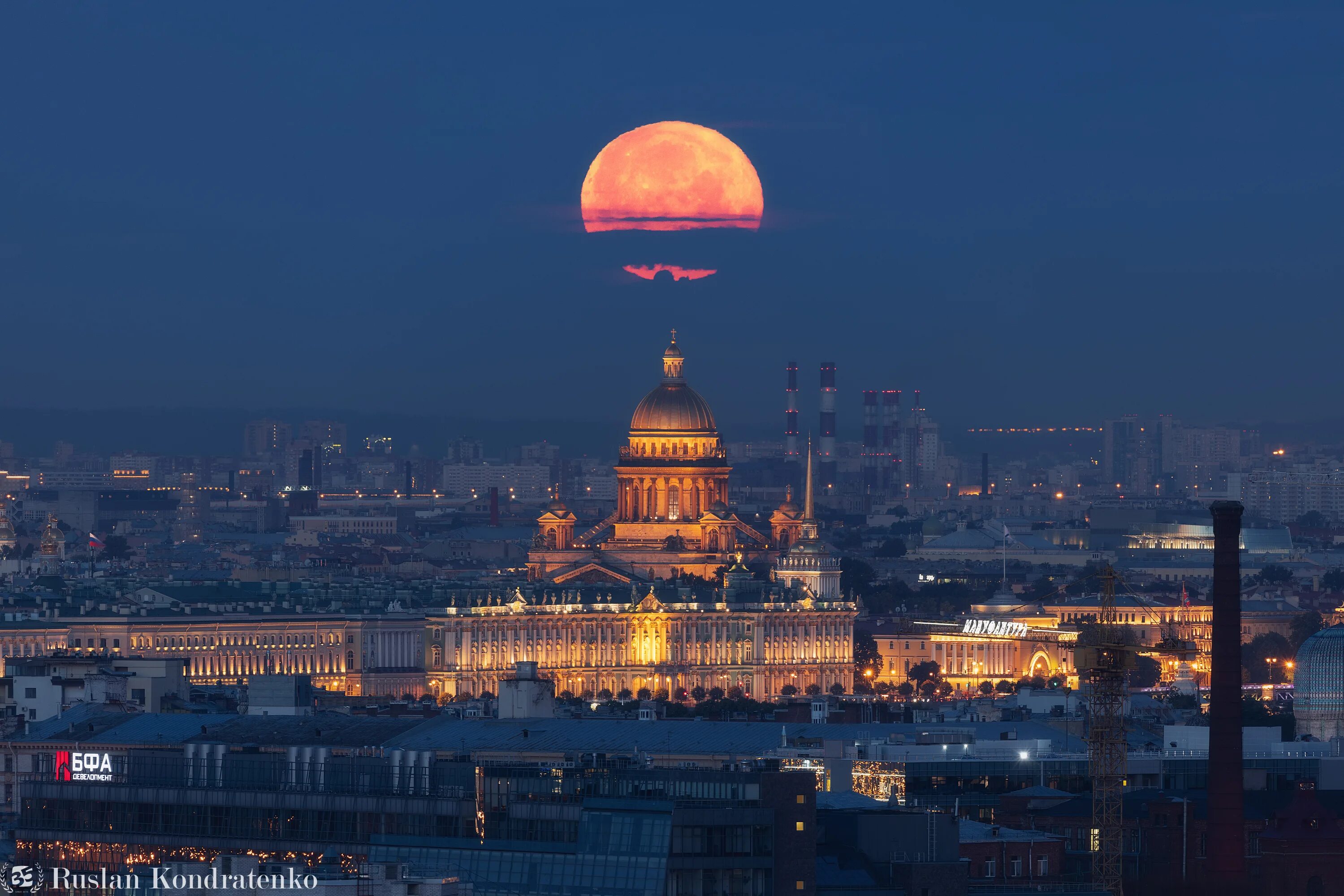 Полнолуние в питере сегодня фото Луна над Исаакиевским собором. Фотограф Кондратенко Руслан