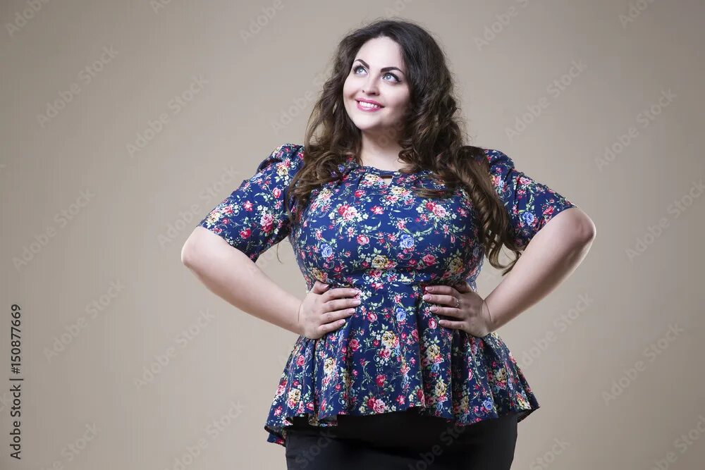 Полные девушки фото в домашних условиях Plus size fashion model in casual clothes, fat woman on studio background, overw