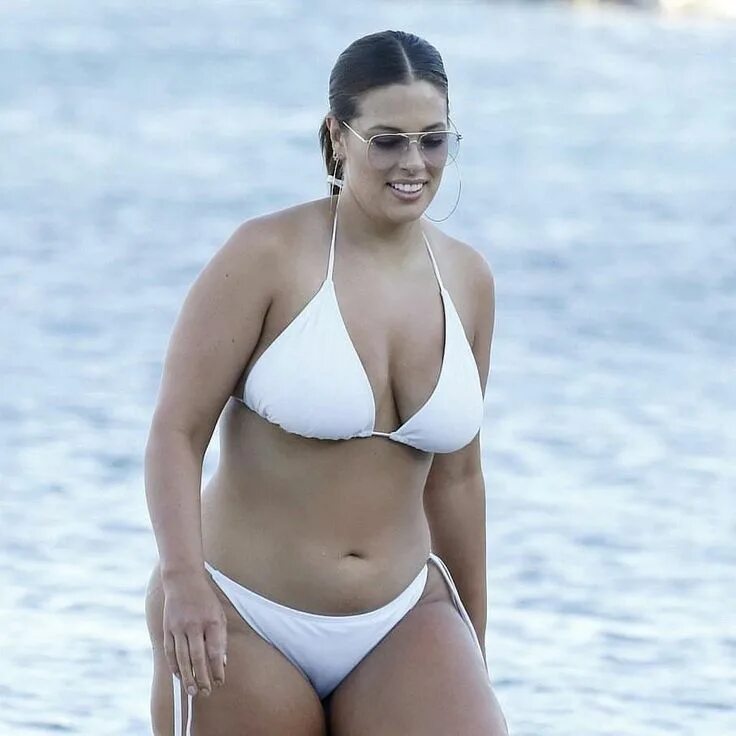 Полные девушки на пляже фото #womensfashioncurvy Ashley graham bikini, Ashley graham, Ashley graham swimwear