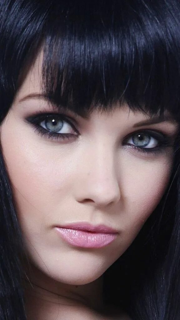 Полные девушки с челкой фото brunette_eyes_hair_bangs_85276_640x1136 Emo girl hairstyles, Beautiful face, Bla