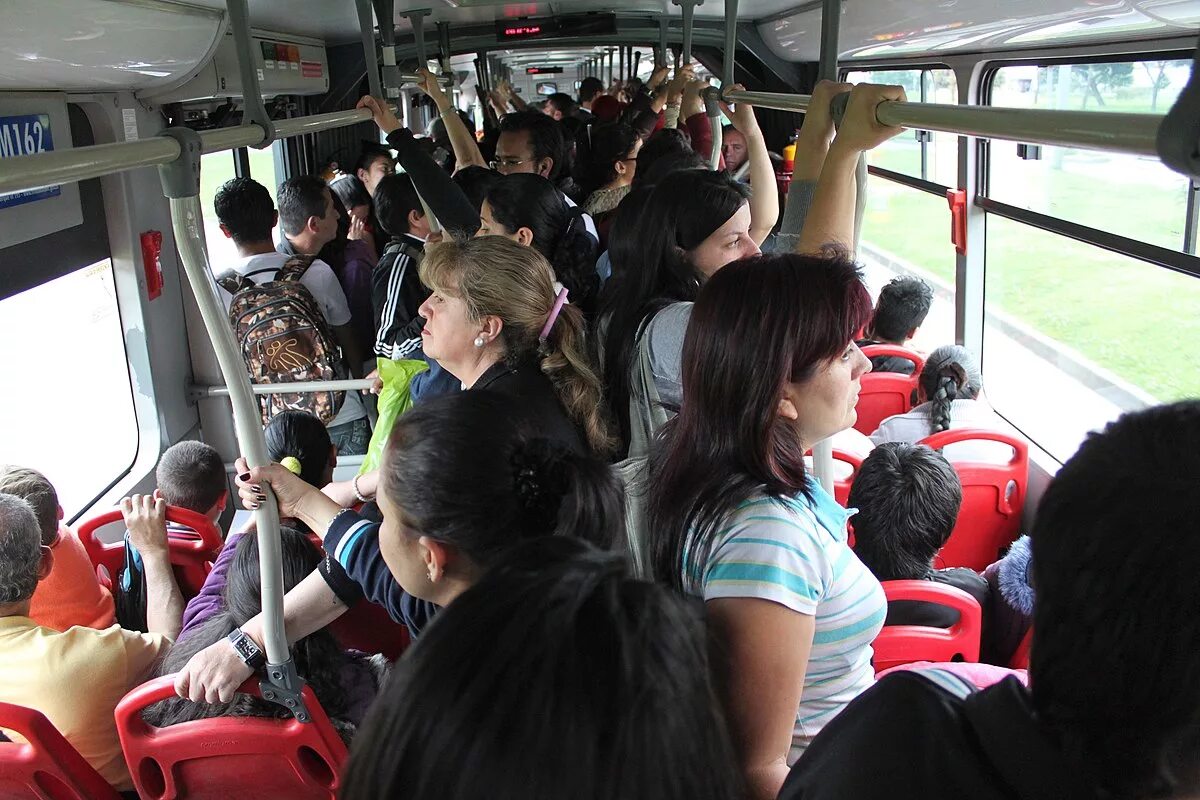 Полный автобус людей фото File:Transmilenio vehicle interior.jpg - Wikipedia