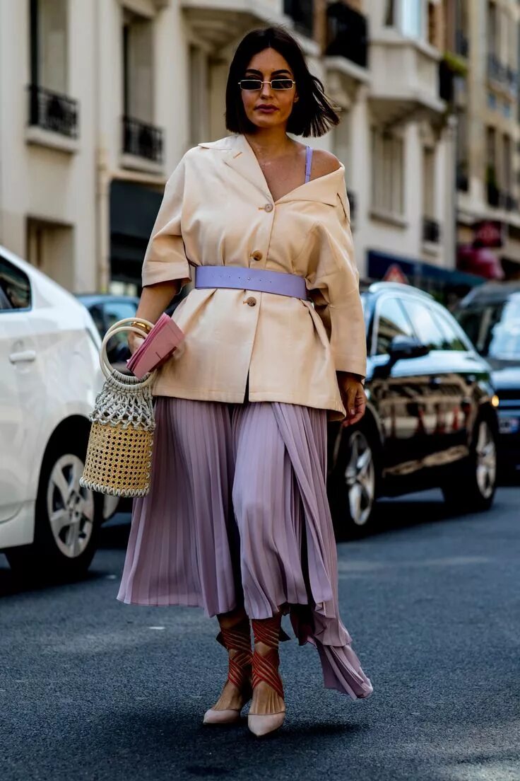 Полный модный образ фото The Street Style Crowd Dressed Up Denim With Fancy Tops at Paris Couture Week Co