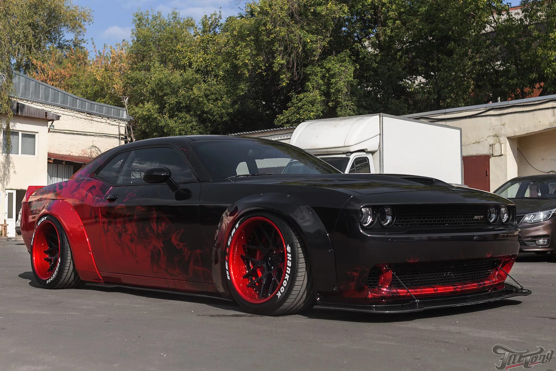 Полный тюнинг автомобиля Dodge Challenger Hellcat. Расширение Liberty Walk, карбоновые пороги, диффузор и