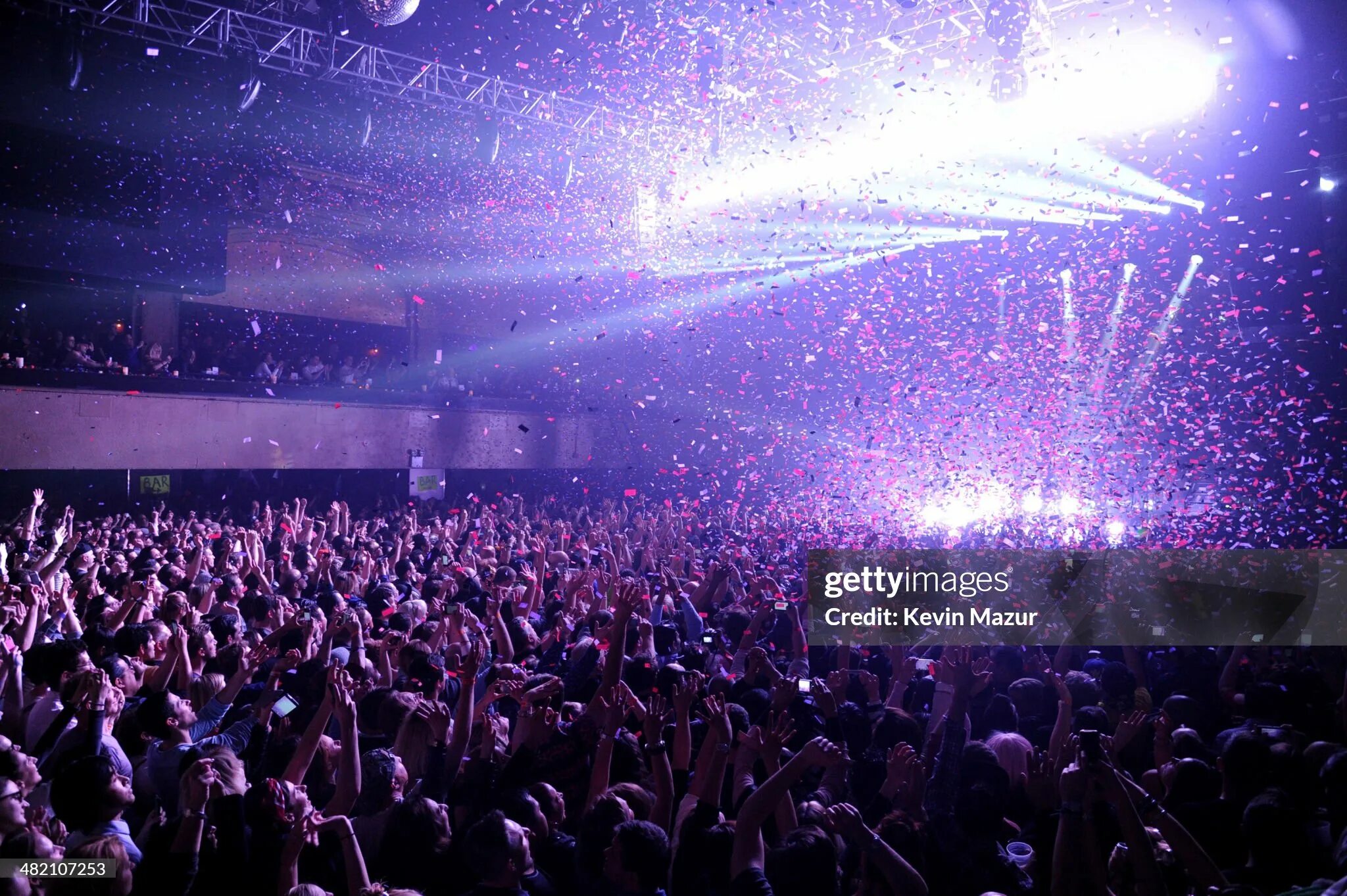 Полный зал фото Lady Gaga performs onstage at Roseland Ballroom on April 2, 2014 in... Fotografí