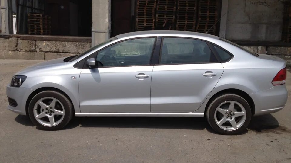 Поло 16 диски фото Volkswagen Polo Sedan 1.6 бензиновый 2012 на DRIVE2